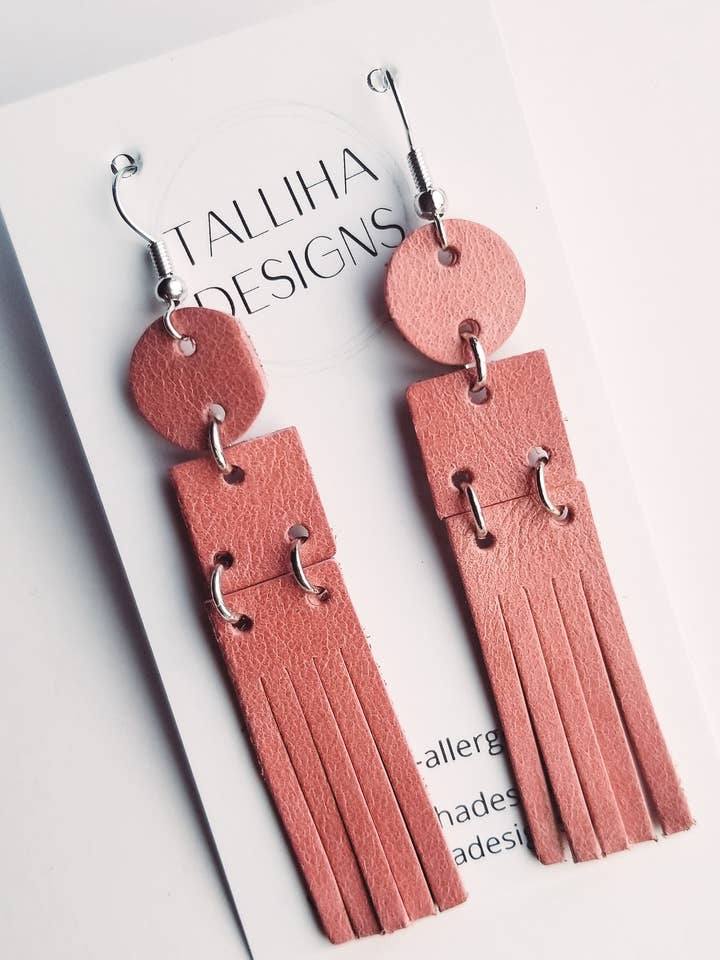 Brincos Camila com franja estreita de couro genuíno cereja clara por atacado de Talliha Designs