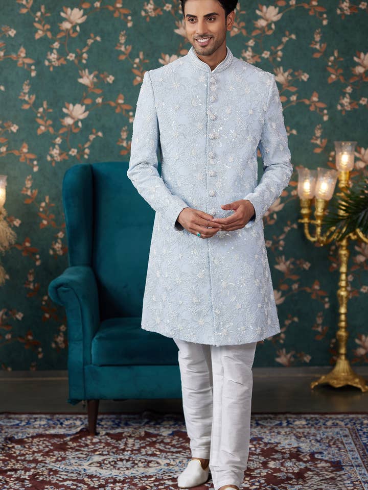 Kurta long traditionnel en soie d'art bleu ciel et chudidar pour hommes pour mariage - Broderie, travail de perles pour la vente par HATKE BRIDE