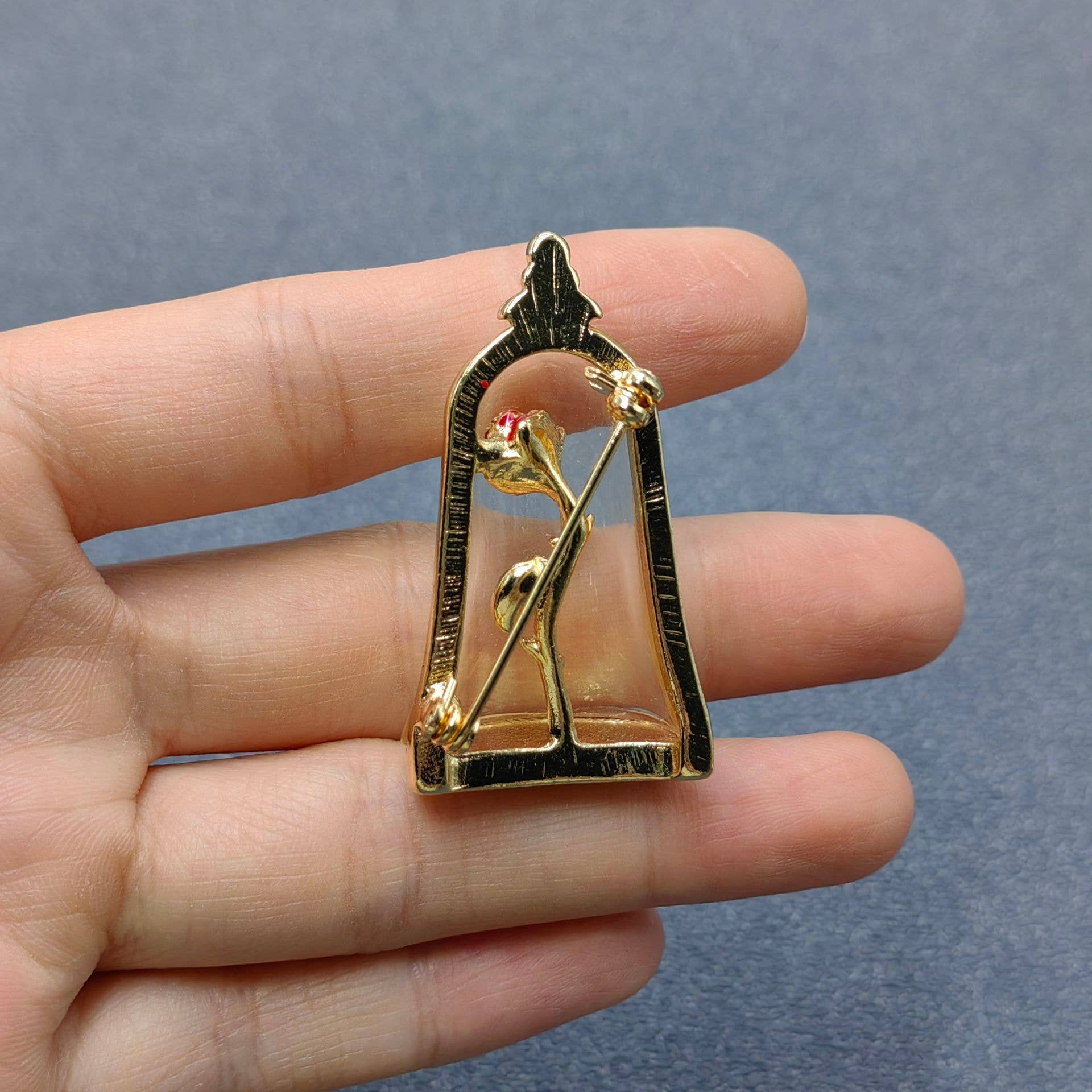 Mio Queena – alfinete de lapela por atacado – Broche vintage Rosa em Garrafa1