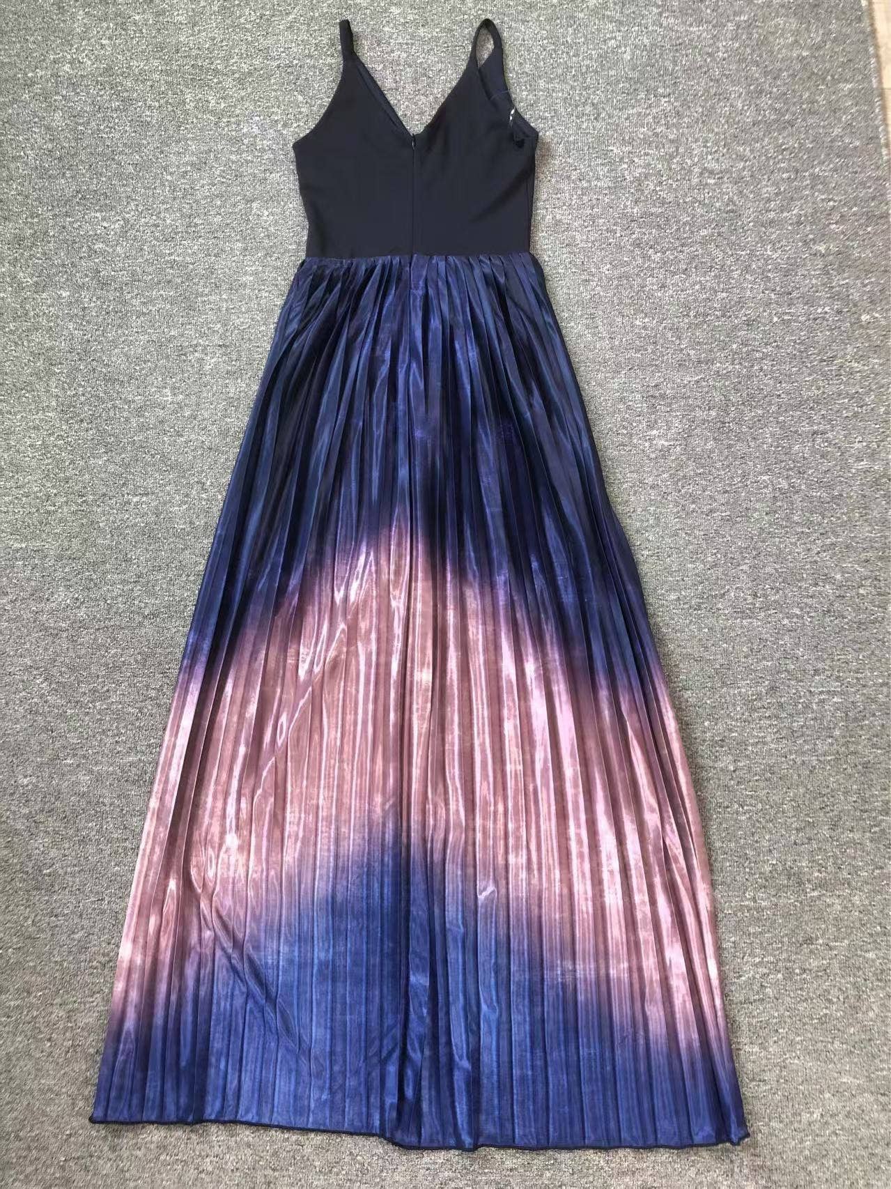 Flerfärgad DR355 Gradient veckad swing aftonklänning med djup V-hals för wholesale på Faire11