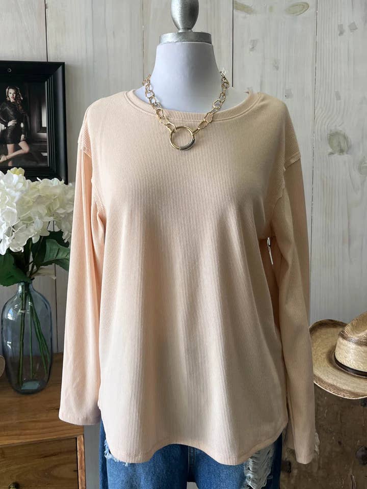 Mjuk ribbstickad långärmad topp med vågig kant, avslappnad passform och oversize från boutique. för wholesale av Tasha Apparel Wholesale