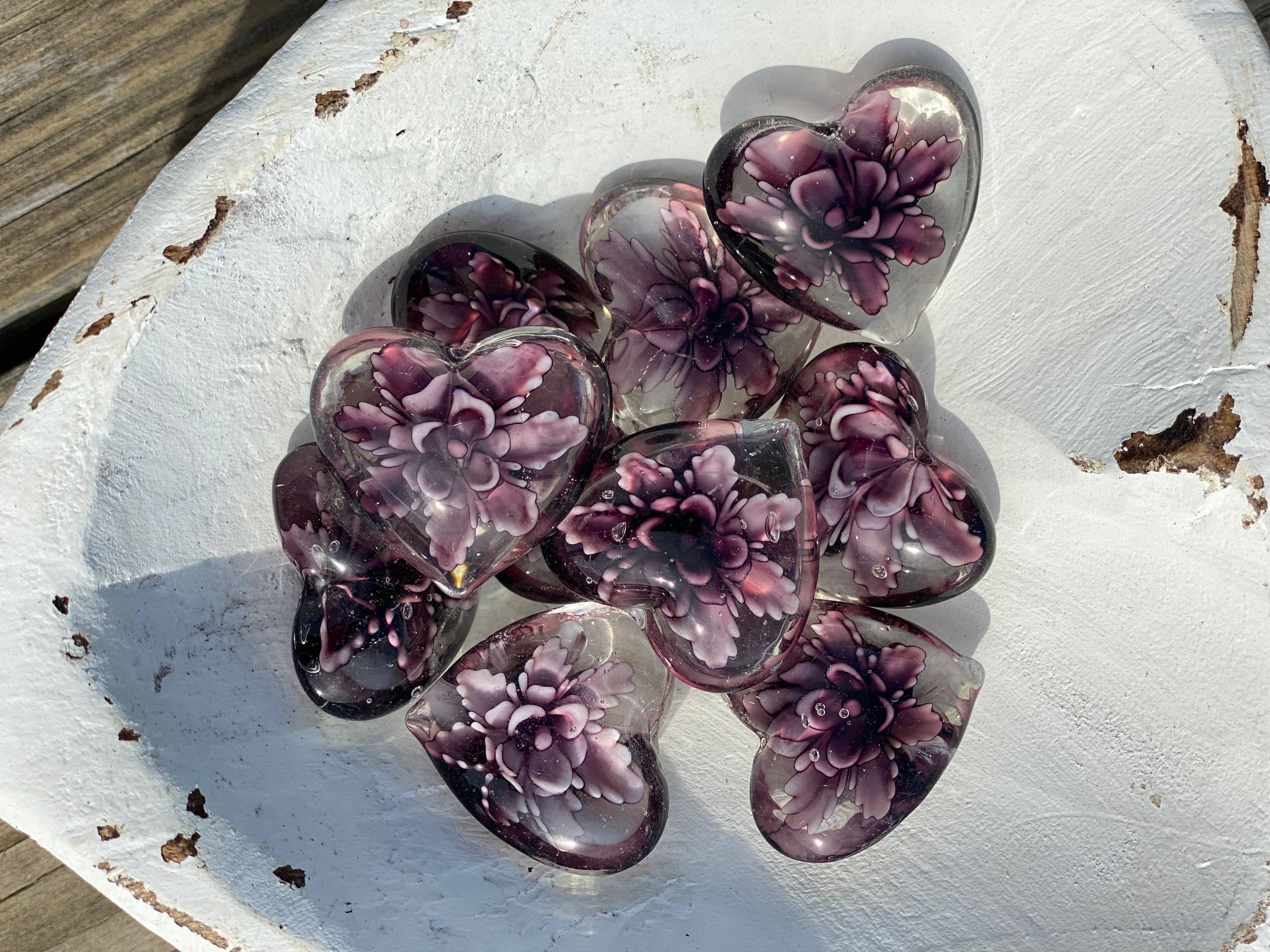 SHOPGIVECOURAGE – wholesale Dekorativt bordsobjekt – Blommig glasficka hjärtan med hjärtskålskärm - liten (50)8