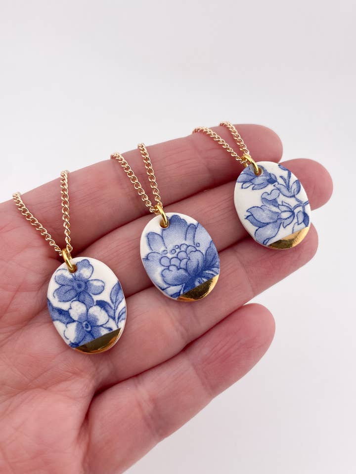 Colgante ovalado de porcelana azul con punta dorada para venta al por mayor de Clay Blanca