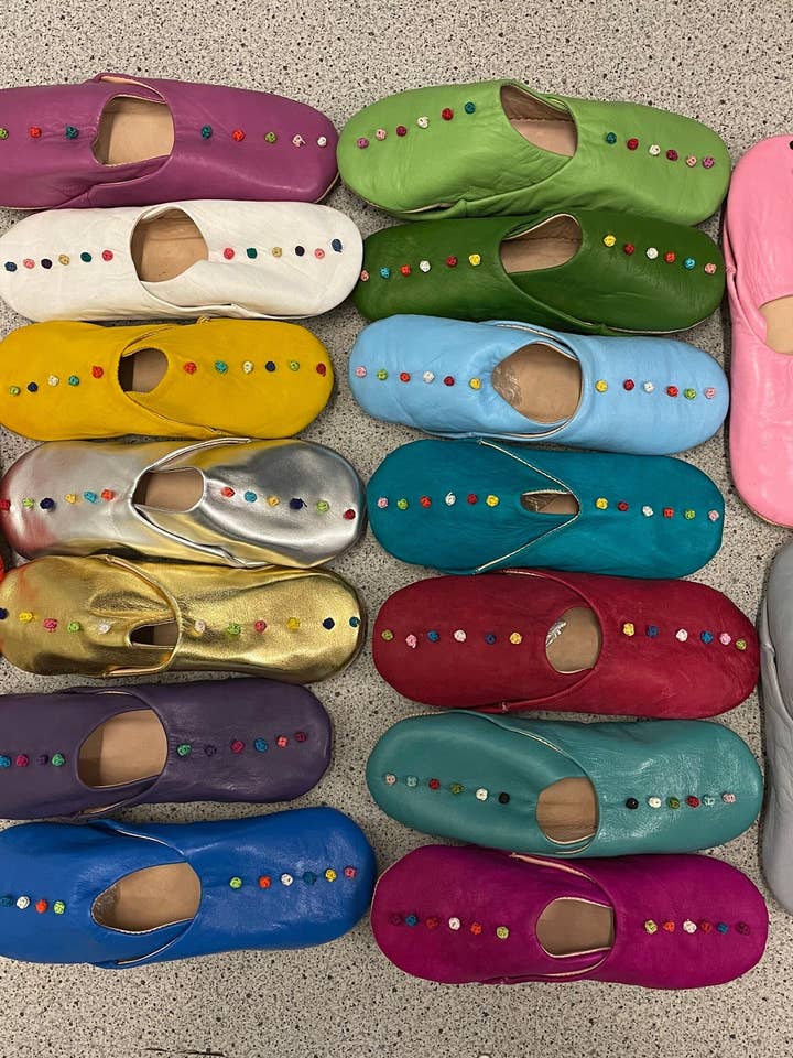 Marokkaanse rode handgemaakte Pom Pom leren damesslippers voor wholesale door Marrakech Bazaar