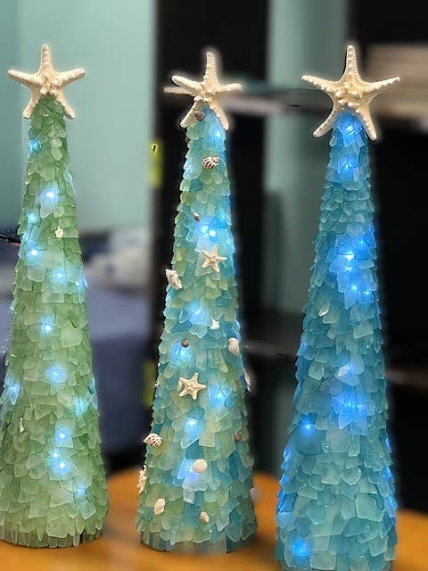 Sapin de Noël en verre de mer 3D de 29 pouces avec lumières pour la vente par A SEAGLASS CREATION/SALTY SIGNS DESIGNS