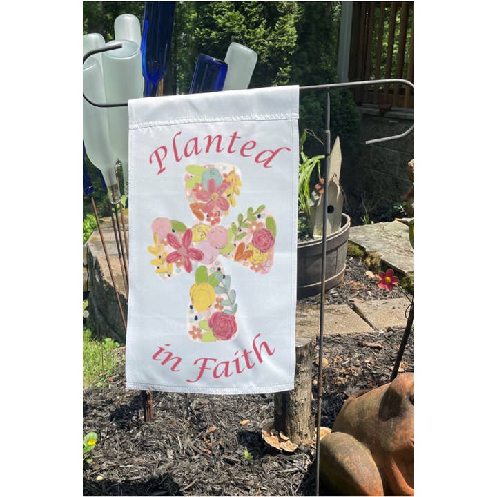 BLOMMIGT KORS TRÄDGÅRDSFLAGGA för wholesale av LuckyBird Apparel and Home