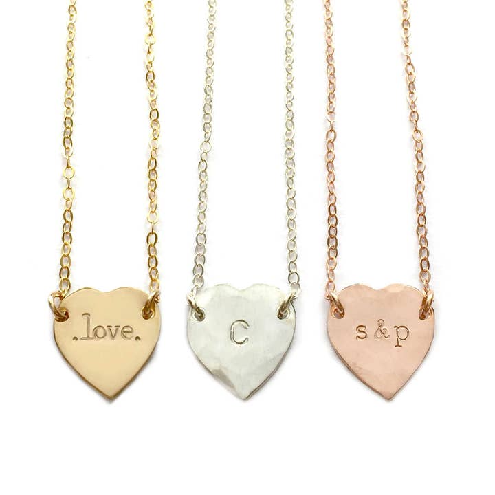 Mimi - Collier avec initiale en forme de cœur pour la vente par Misuzi