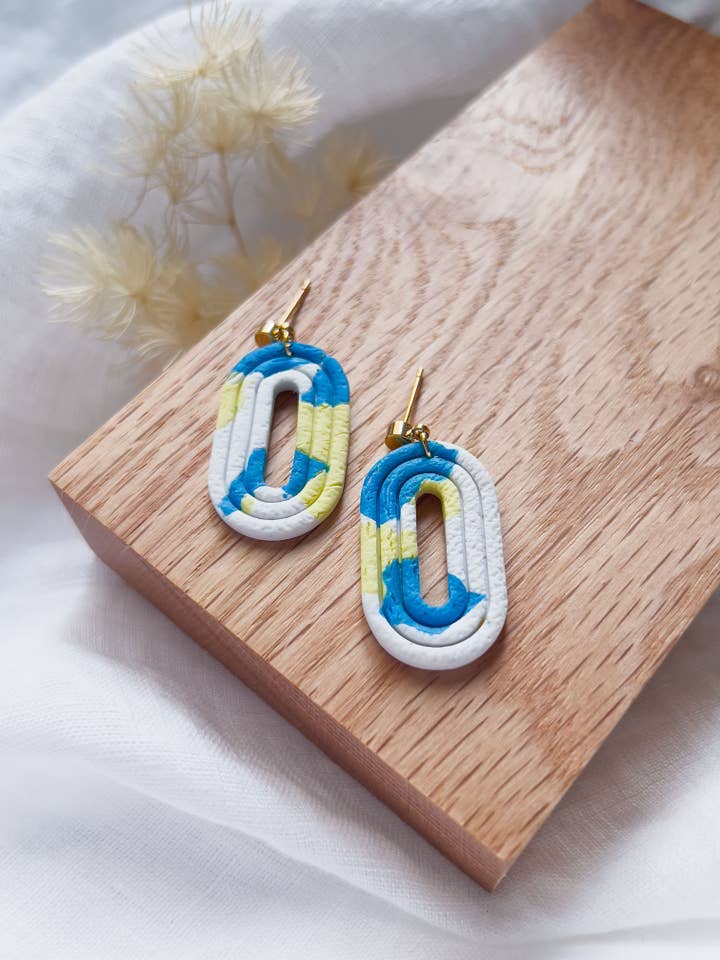 Col J ✦ Geel-blauwe terrazzo oorbellen voor wholesale door KLAEI DESIGN STUDIO