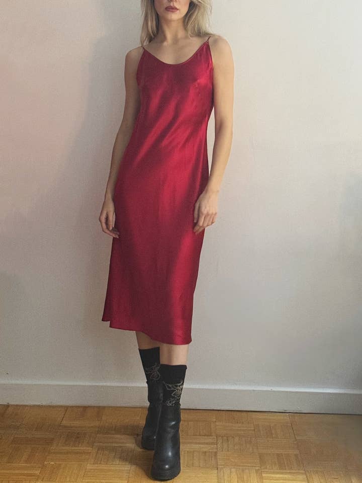 Theodora nuisette en soie mi-longue pour la vente par Jasmine Chong