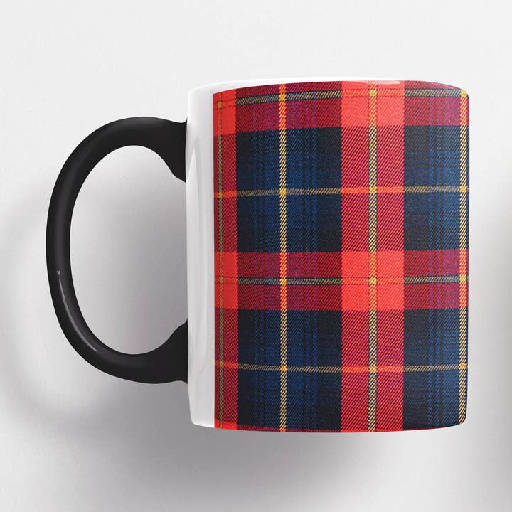 Tartan Keramische Mok 325ml - DONKERBLAUW/RODE VIERKANTEN voor wholesale door URBAN.ITY SRL