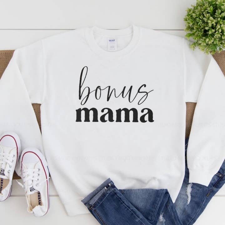 Chandail à col rond Mama pour la vente par Oh Hello Little One