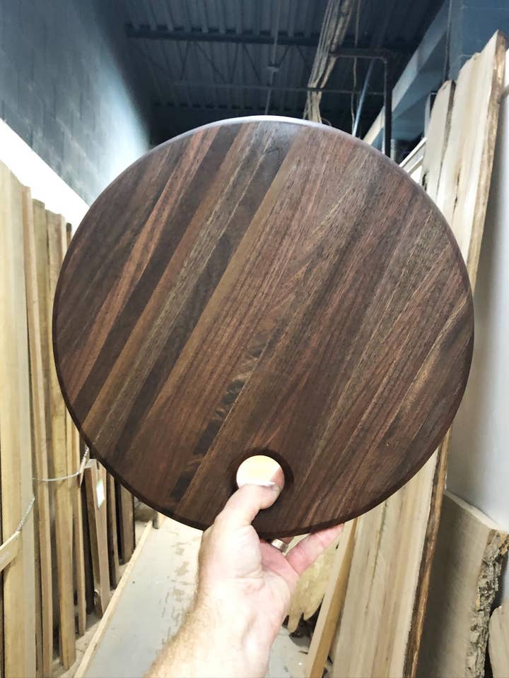 Antrim - Rotondo - Tavola da portata - Noce per la vendita all'ingrosso da parte di na coille studio