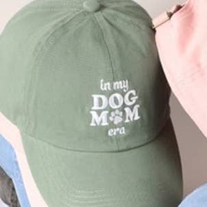 Broderet In My Dog Mom Era baseballkasket for engroshandel hos Prestige Boutique