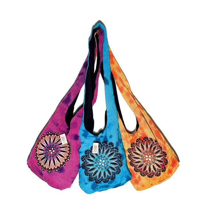 Sac à bandoulière style moine motif mandala tie-dye soleil chevrons pour la vente par Shop Therapy