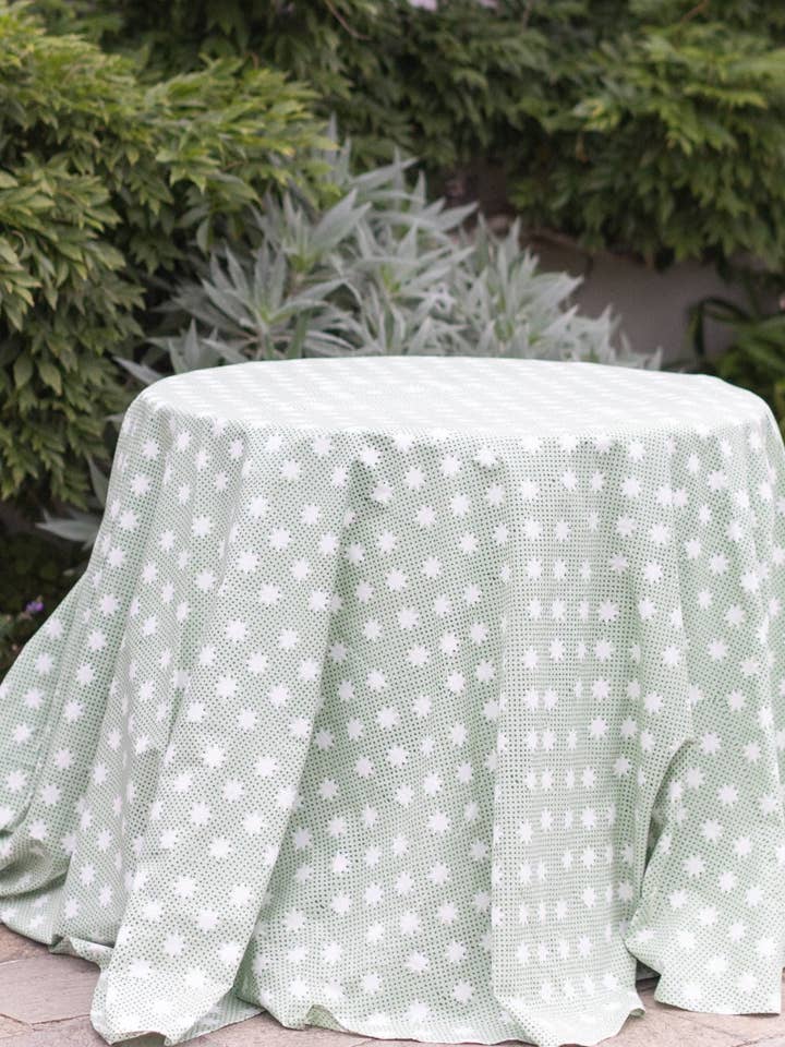 Mistletoe Round Tablecloth for wholesale by LNH EDIT