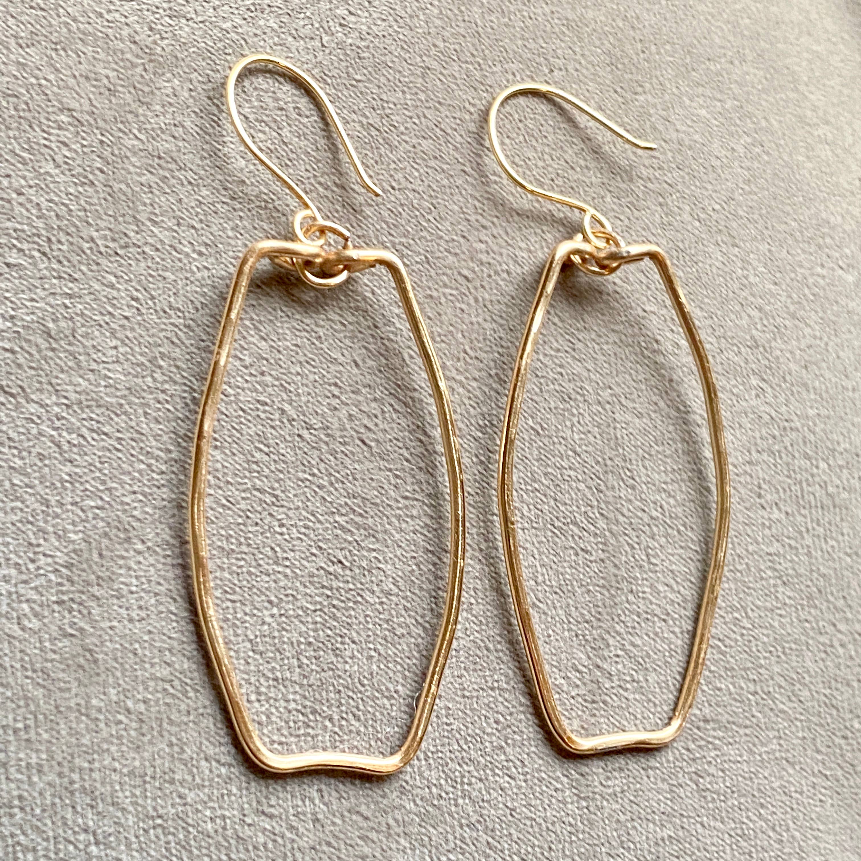 Marble Designs Jewelry - Vente Boucles d'oreilles pendantes - Créoles dorées martelées en forme de goutte rectangulaire1