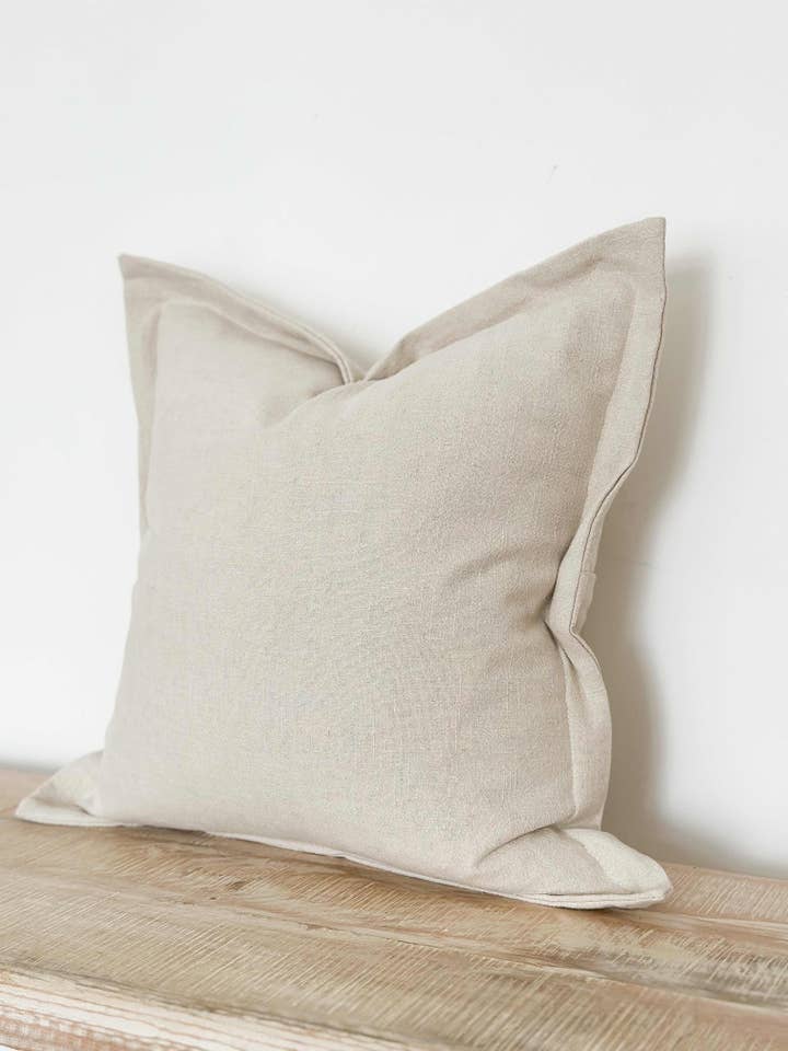 Housse de coussin Orla Seamed Edge en lin mélangé — Sable, 3 tailles pour la vente par Ellenvale Trade