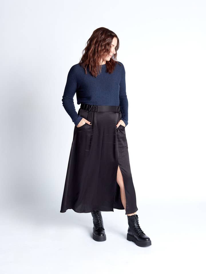 Falda de satén en negro para venta al por mayor de Lost in Layers