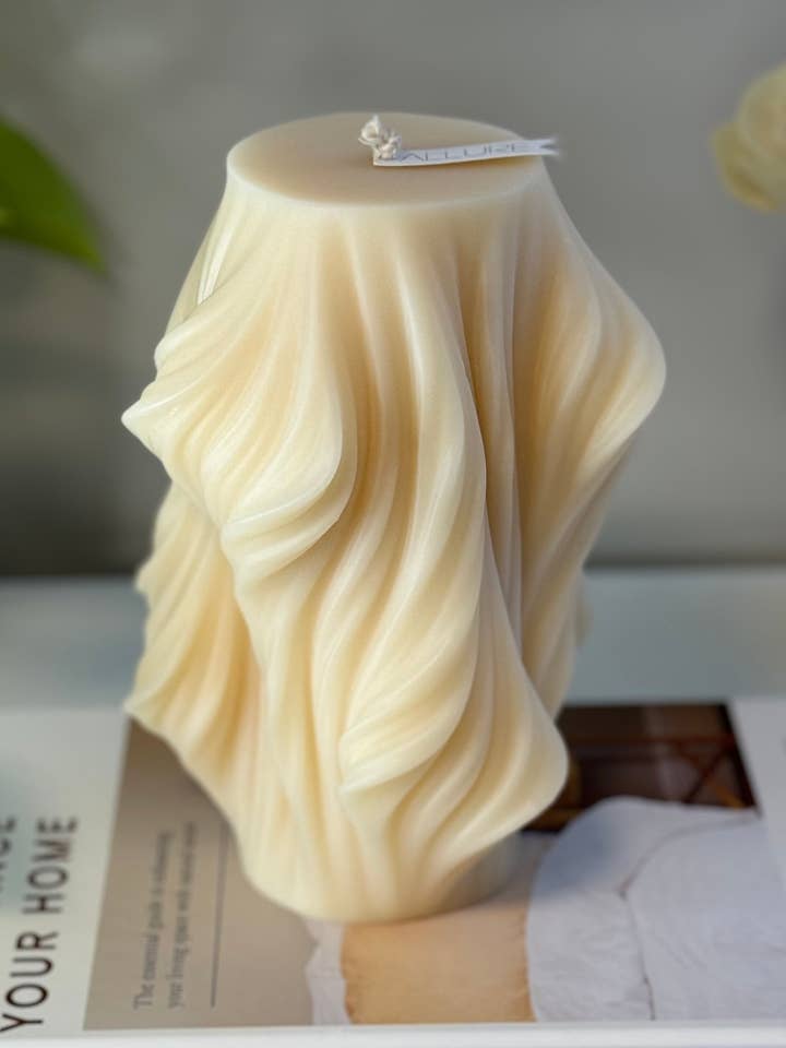 Candela XL Wavy Pillar per la vendita all'ingrosso da parte di Allure Wax Works