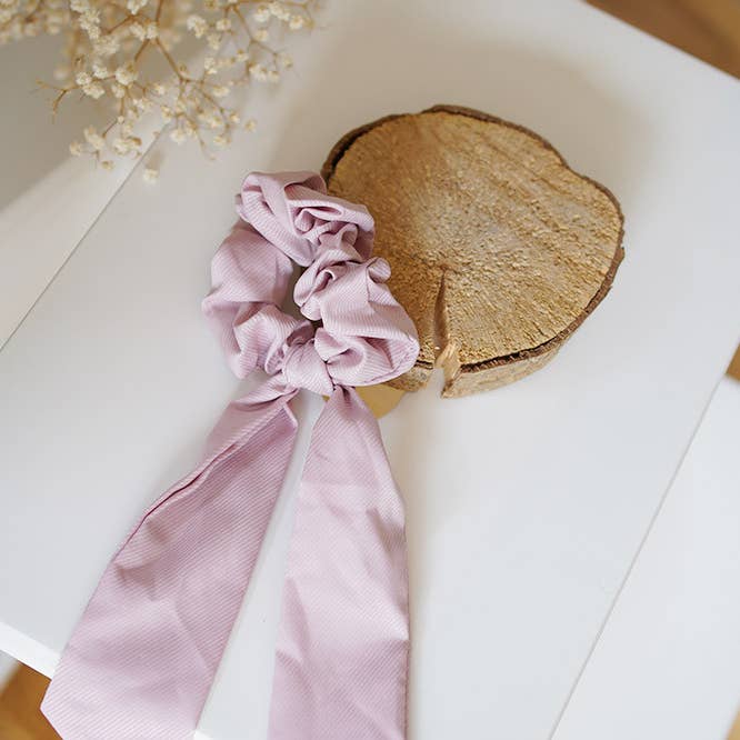 Lizy Ribbon Scrunchie Rosa chiaro per la vendita all'ingrosso da parte di Bohomane