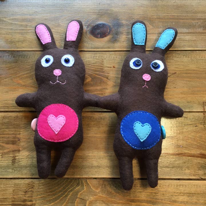 Håndlavede Pige Kanin Plushie Dekorationer for engroshandel hos Puppies & Pom Poms