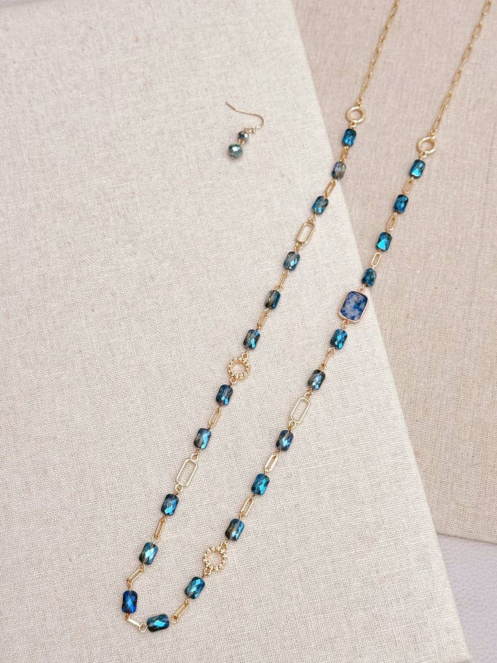 Ensemble de collier à chaîne dorée avec perles bleues longues pour la vente par Juniper Wish