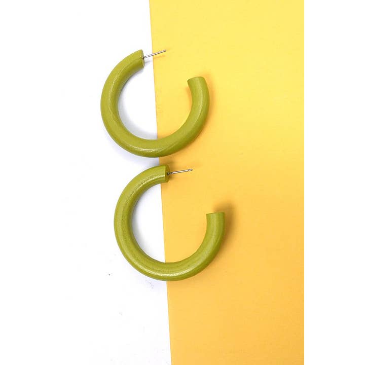 JOSSLYN by wall to wall - Wholesale Hoop Earrings - COLORFUL WOOD HOOP EARRINGS | 31E23585