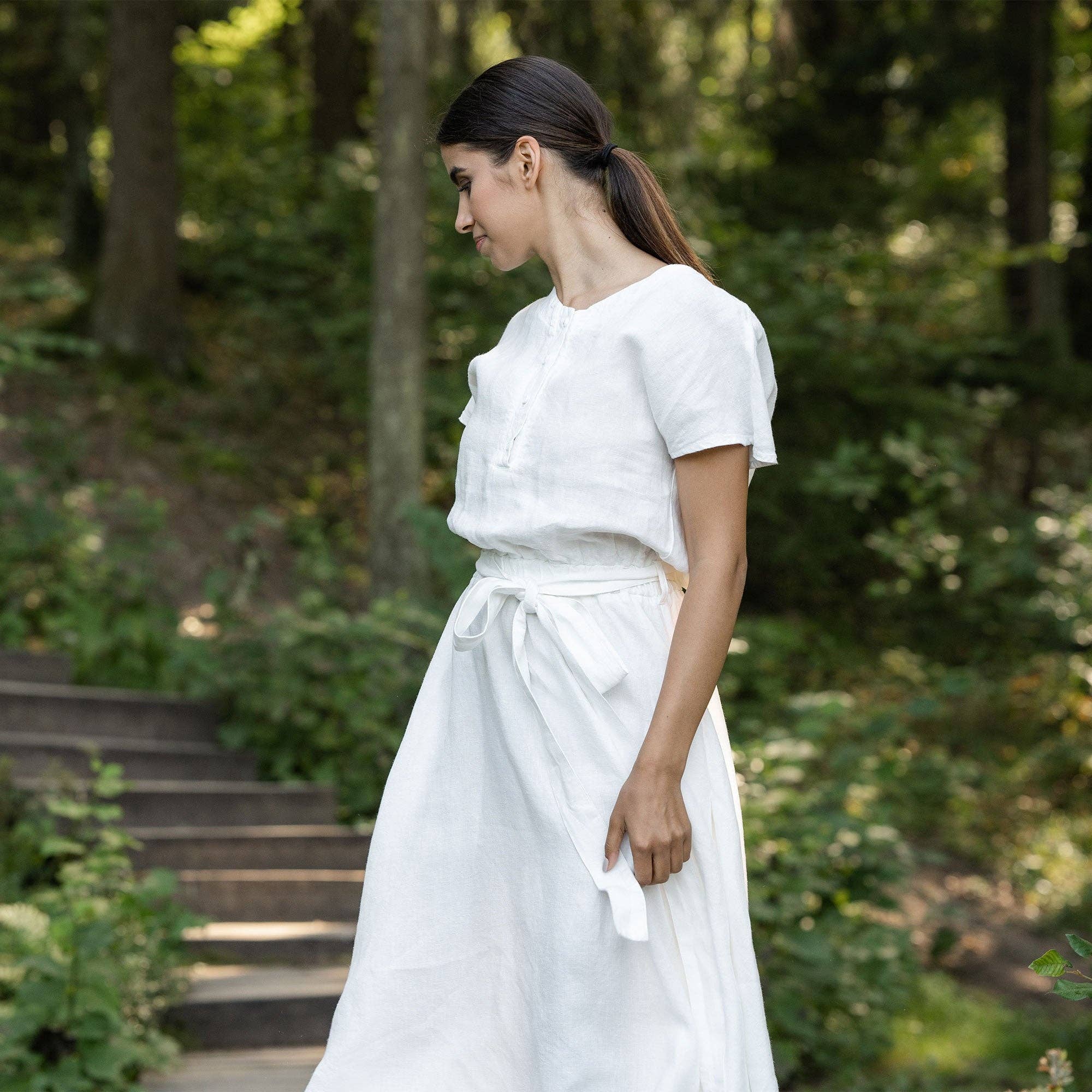 menique – Großhandel Kleid – Damen – Leinenkleid mit Knopfleiste vorne Brigit - Weißes Sommer-Freizeitkleid1
