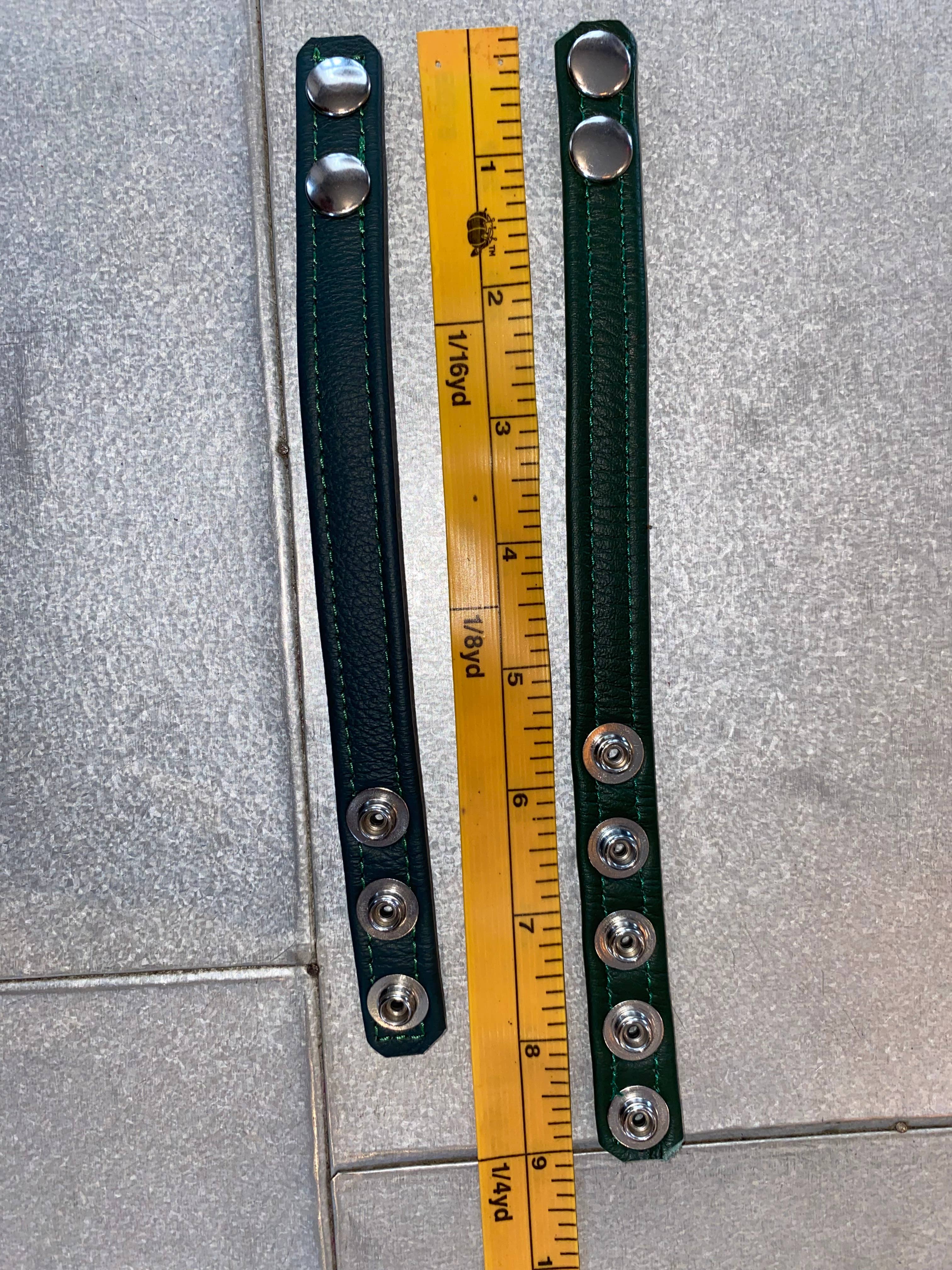 The Montrose Forge - Vendita all'ingrosso Sex toy - Anello a C in pelle sottile a 3 bottoni (disponibile in 11 colori)11