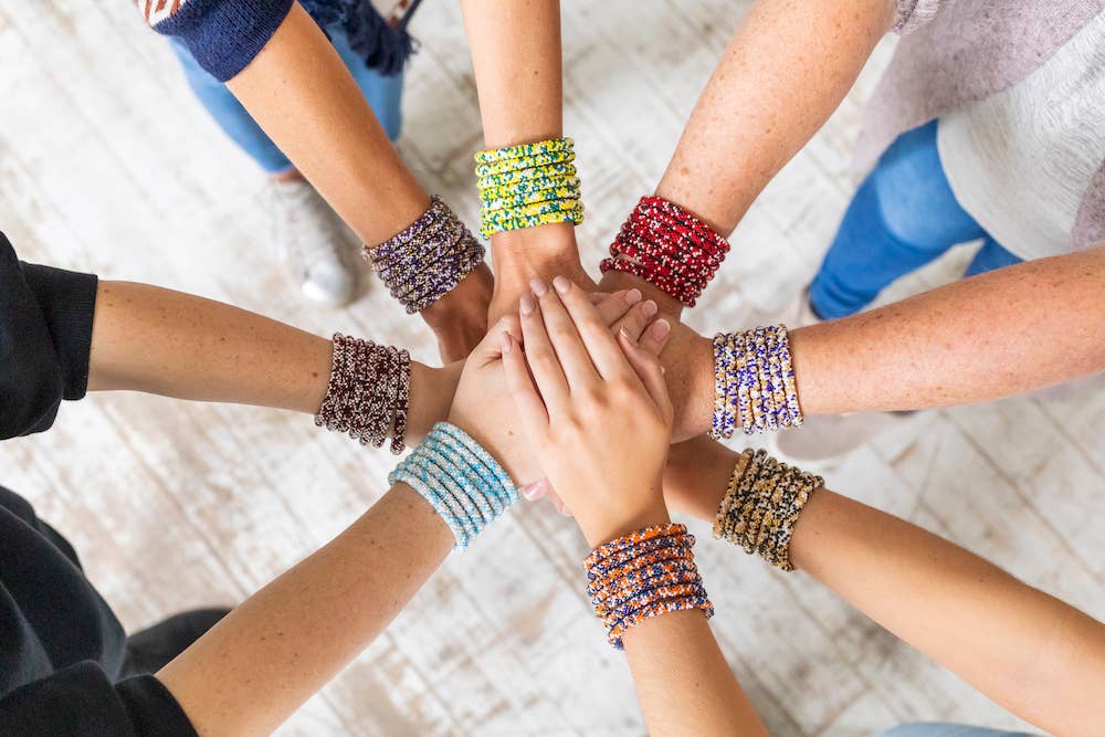 Aid Through Trade - Venta al por mayor Pulsera de cuentas - Pulsera Roll-On® moteada verde y blanca, juego de 121