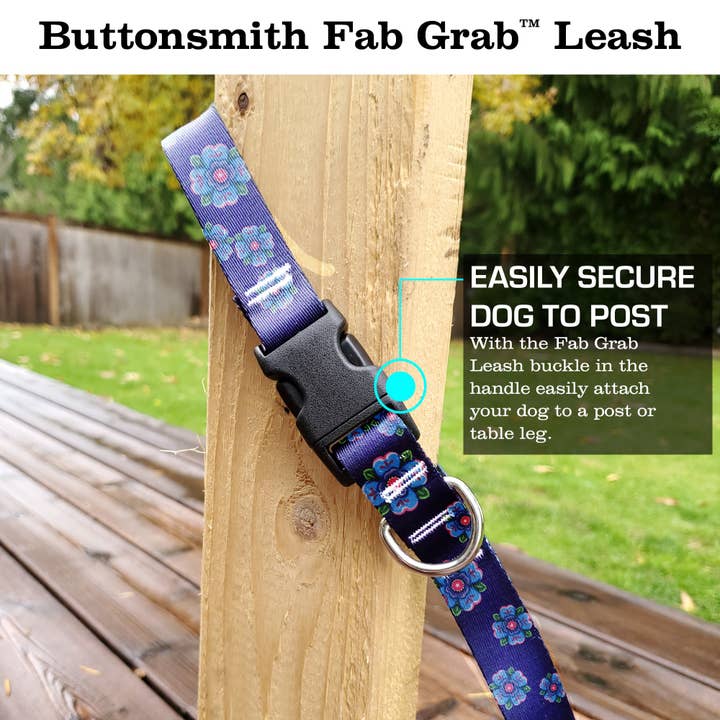 Rebecca McGovern Blue Rosemaling Fab Grab Leash - Fabriqué aux États-Unis - Trois poignées pour la vente par Buttonsmith