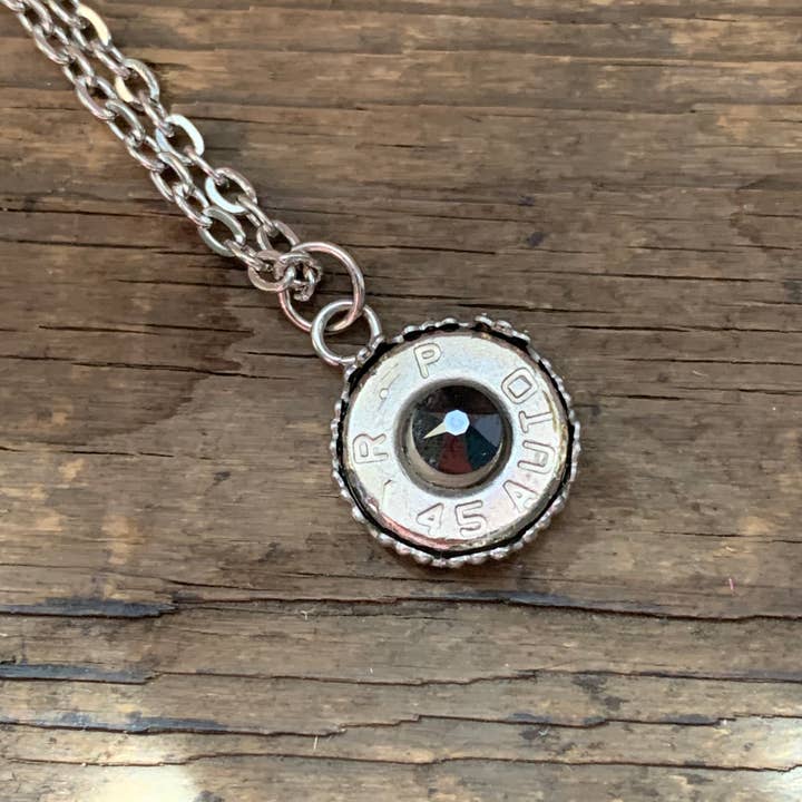 Collier en filigrane 45 auto bullet argenté, choisissez votre couleur pour la vente par Jill's Jewels