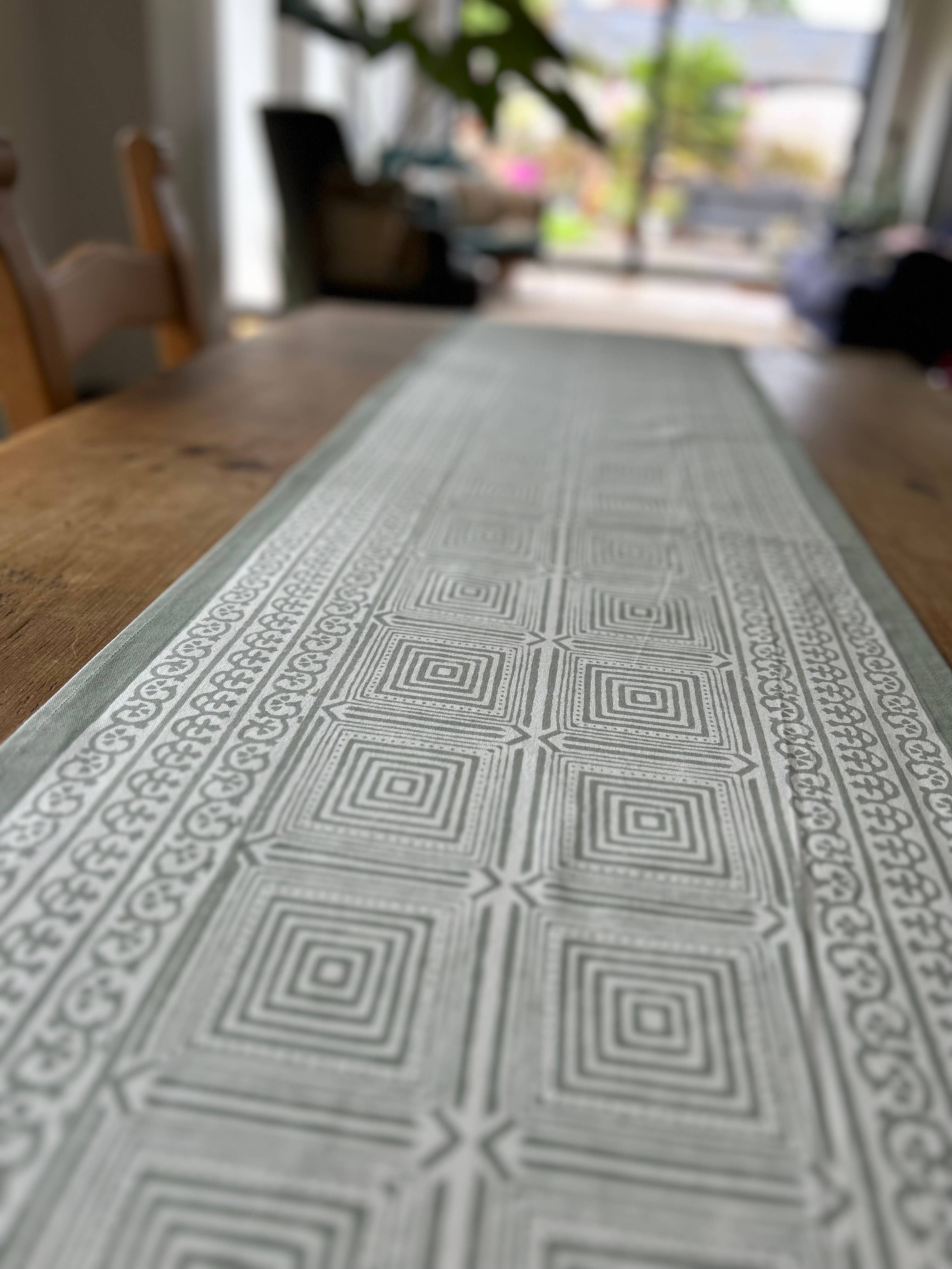 Effortless Trading co – Engroshandel Bordløber – Sage grøn geobloktrykt bordløber2