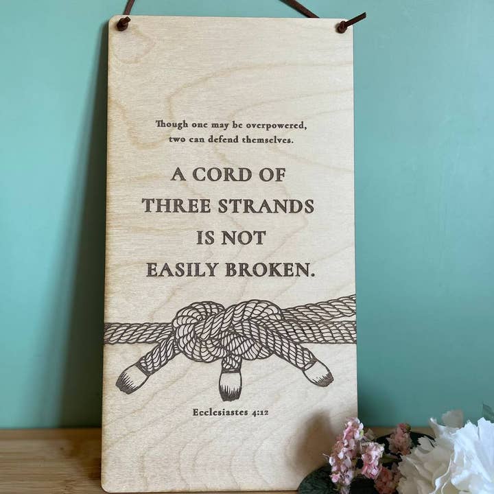 POST KLAR - Prædikeren 4:12 - et banner med en snor af tre tråde for engroshandel hos Birch and tides