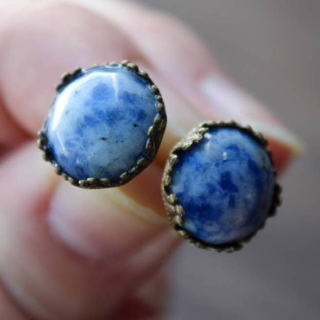 Clous d'oreilles en pierres gemmes bleues • Boucles d'oreilles style vintage • Bijoux en pierres précieuses • Boucles d'oreilles détail couronne pour la vente par With Grace Jewelers