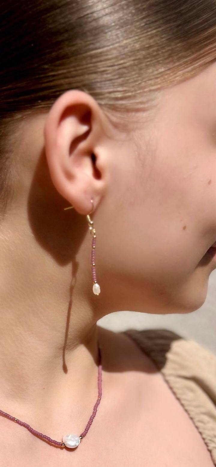 Lady Bird Market - Vendita all'ingrosso Orecchini pendenti - Orecchini pendenti con perline di semi blu navy e perle d'acqua dolce1