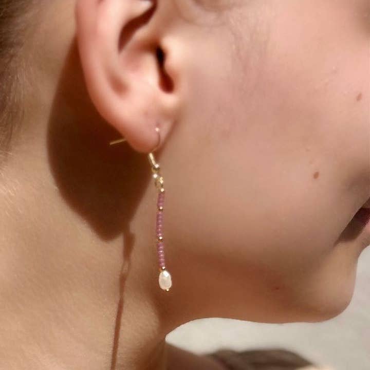 Lady Bird Market - Vendita all'ingrosso Orecchini pendenti - Orecchini pendenti con perline di semi blu navy e perle d'acqua dolce1