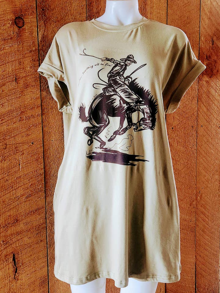 Vestido tipo t-shirt verde sálvia "Está Tudo Bem" Cavalo empinado MÉDIO por atacado de Thirsty Ink Designs