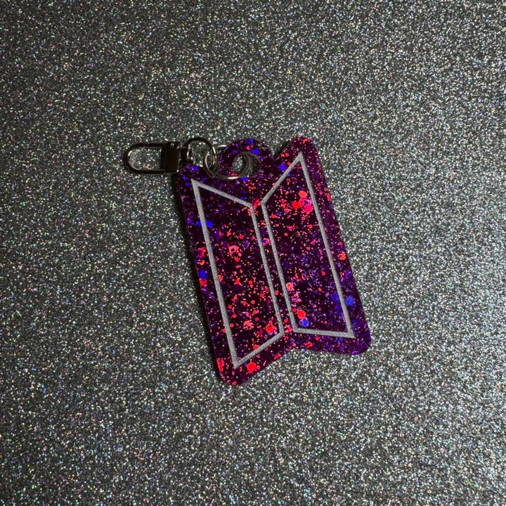 Lantern Pins – Großhandel Geldbörsen-/Taschenzubehör – Damen – BTS-Taschenanhänger — Verschiedene Modelle!17