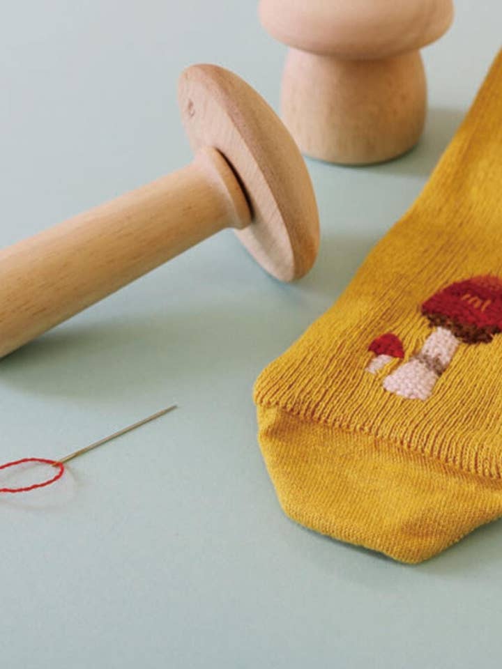 Champignon à repriser en bois de chêne avec kit de couture japonais pour la vente par 「FUNJI」In Japan