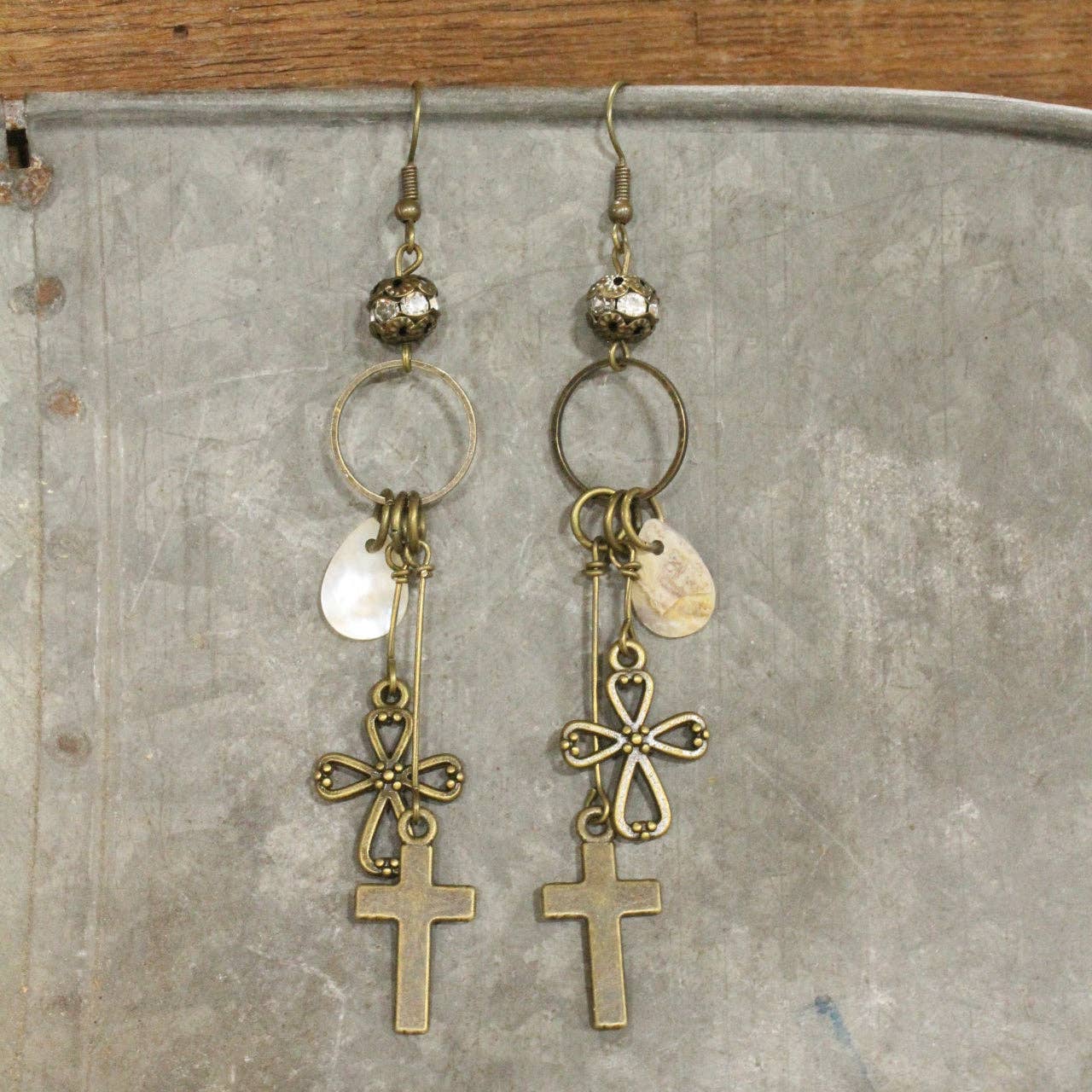 The Primitive Peddler, Inc. - Vente Boucles d'oreilles pendantes - Boucles d'oreilles charmées avec pendentif croix vintage4