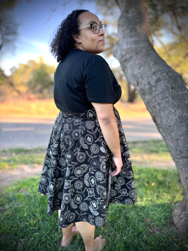 Jupe portefeuille 'ELSIE' en NIGHT FLOWER pour la vente par The Parlour Handmade