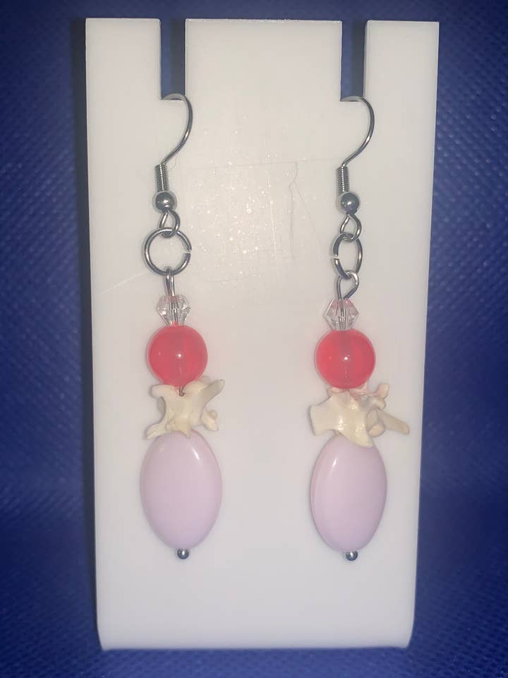 Boucles d'oreilles pendantes roses en vertèbres de serpent à sonnette Diamond Back pour la vente par Halloween Life