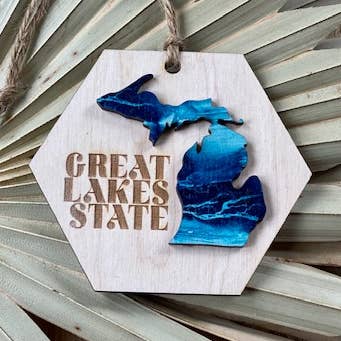 Décoration hexagonale en bois Great Lakes State Michigan Blue Waves pour la vente par Feather and Birch