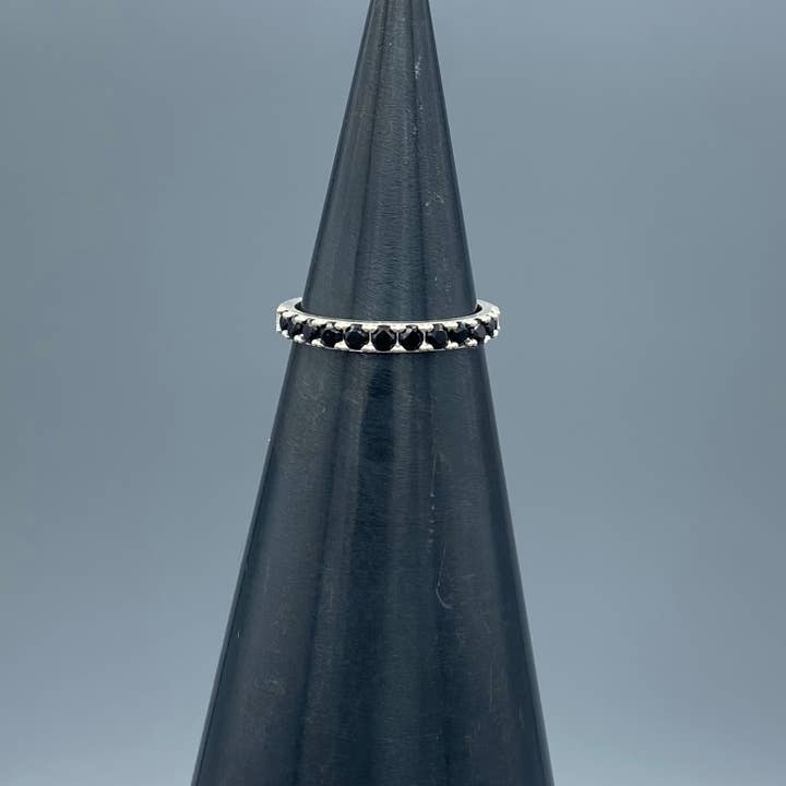 Anillo de banda CZ negro para venta al por mayor de Something Silver