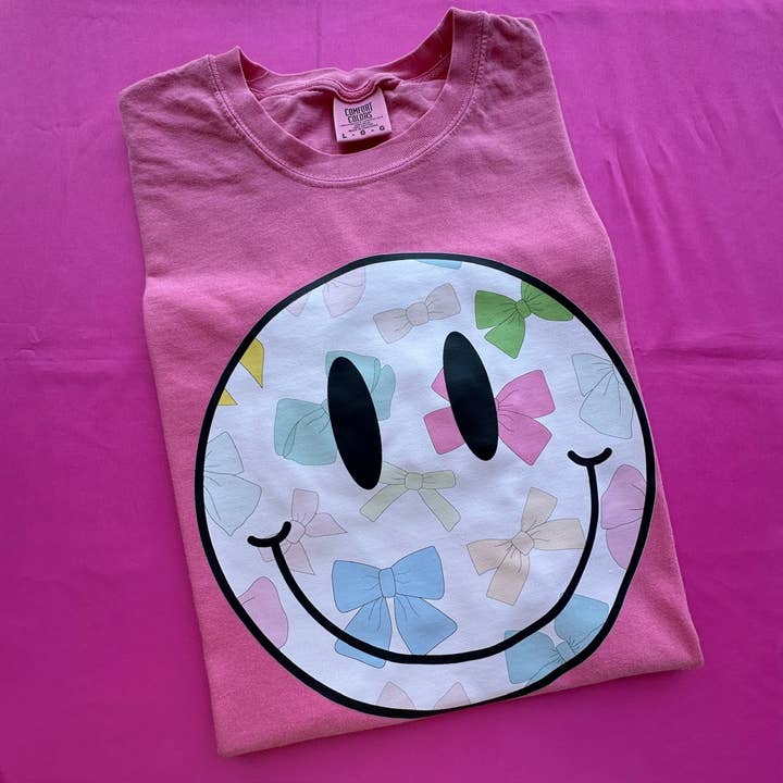 T-shirt Bow Happy Face Comfort Colors pour la vente par Nikkilynn Wholesale