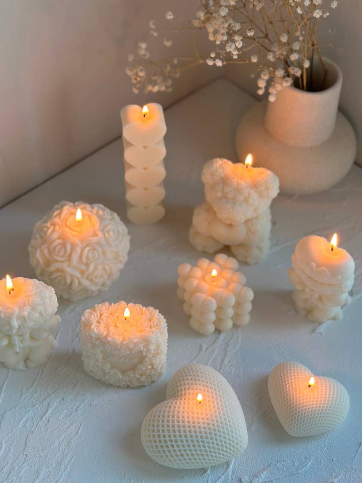 Bougie de Saint-Valentin en cire de soja – Ours en rose, cœur, pilier d'amour | Cadeau romantique pour la vente par LA AROMA CANDLE CO.