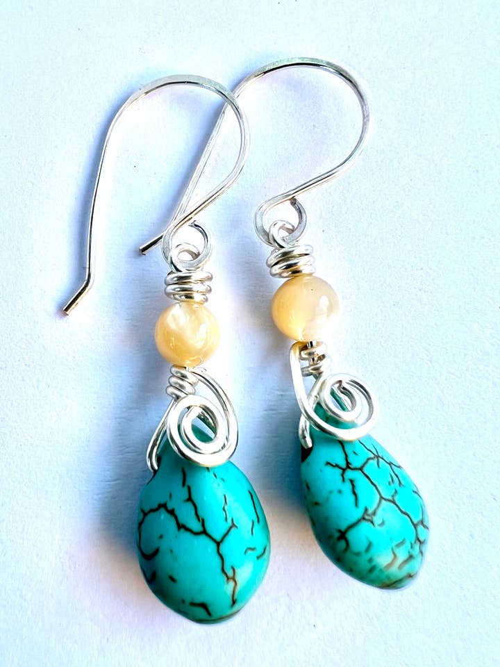 Pendientes en espiral de howlita turquesa para venta al por mayor de Beaded Vision Jewelry