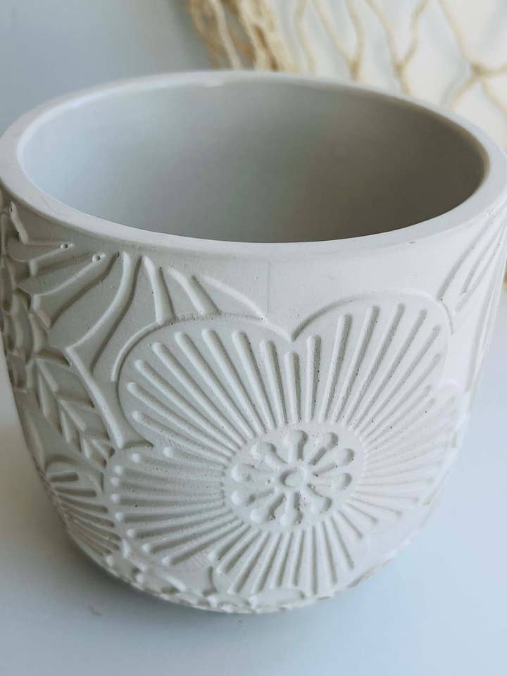 Jardinière/Récipient en ciment fait main - Motif de fleurs texturé pour la vente par Aroma Sparks