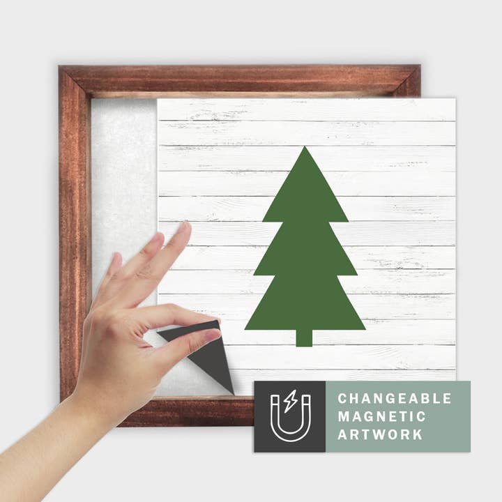 Magnetisk säsongsdekorinsats för utbytbar skylt (Medium): Grön julgran på konstträ | Magnetisk skyltblanka säljs separat för wholesale av Simpler Seasons Decor